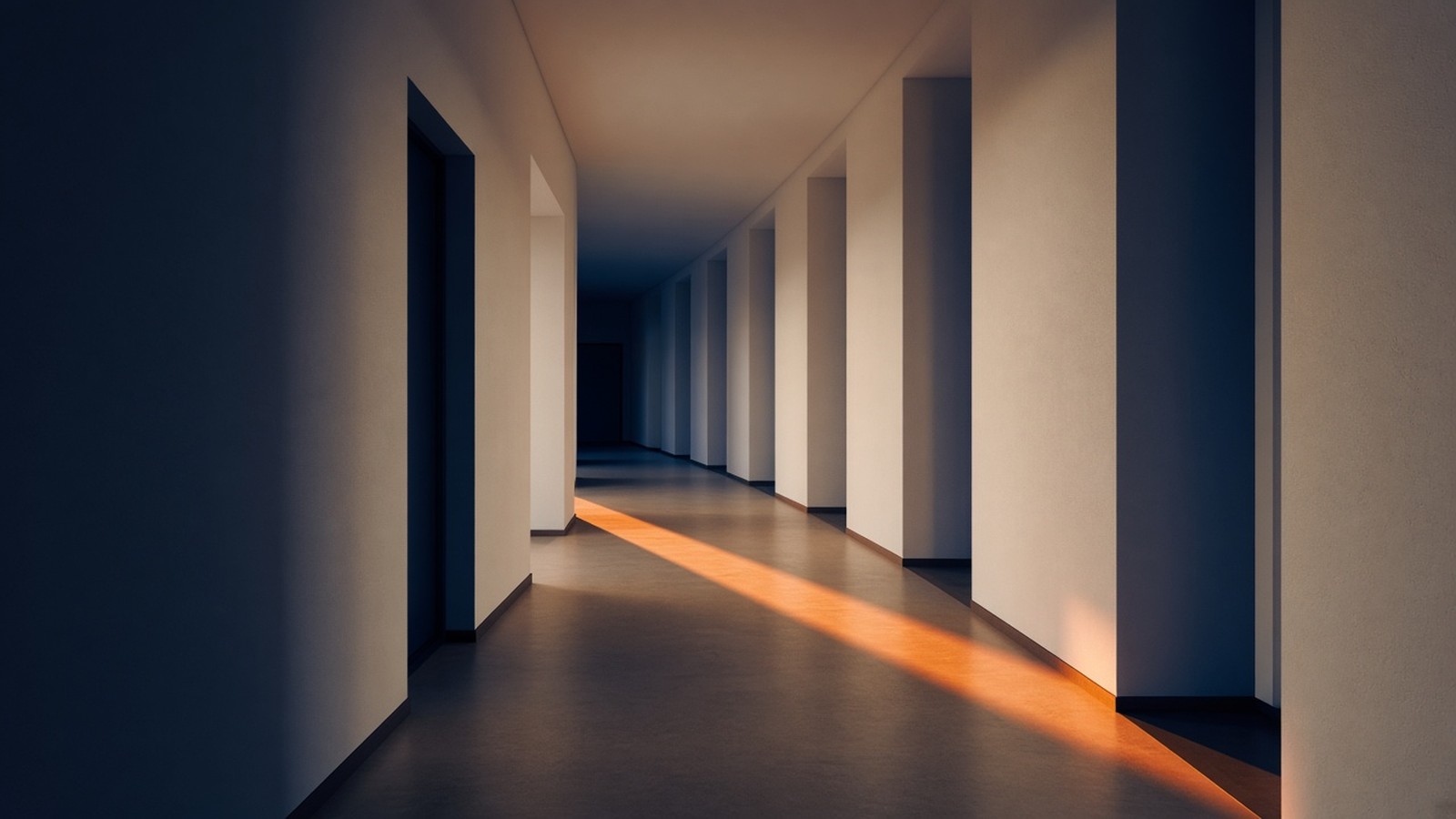 Lichte zuilengalerij met zonlicht en uitzicht over de stad
